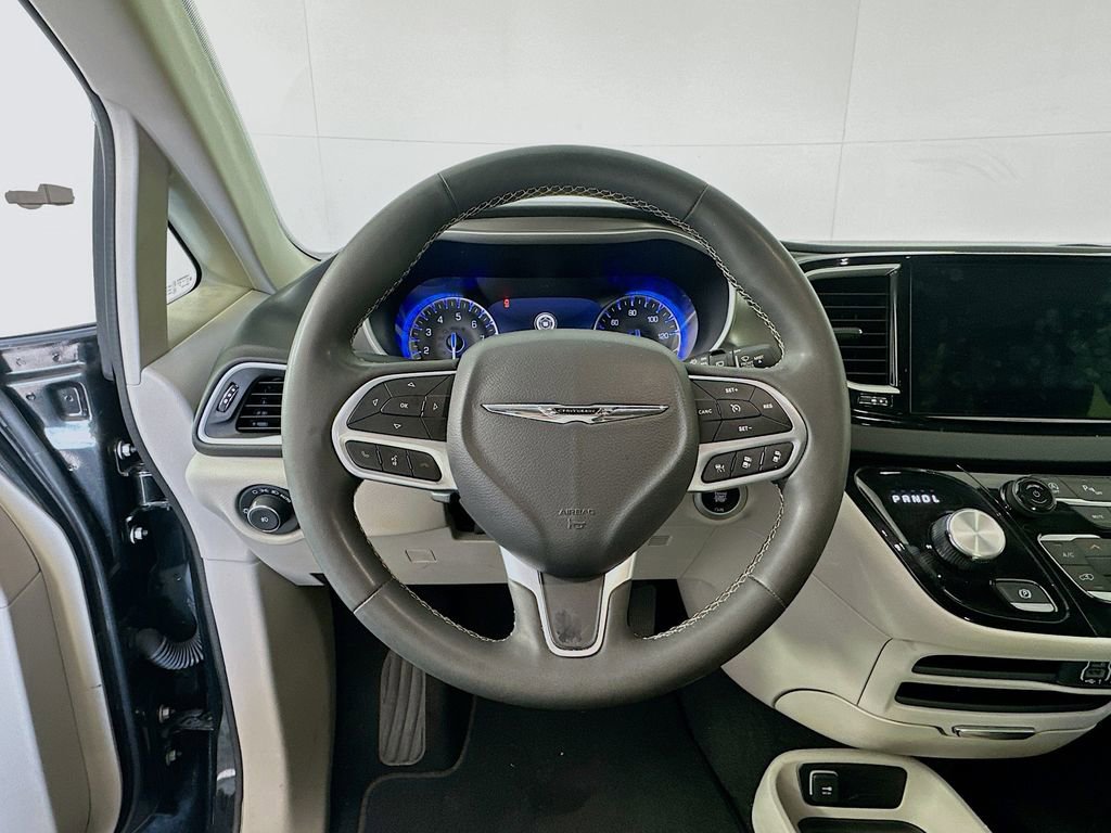 Used 2023 Chrysler Pacifica Touring-L image 11