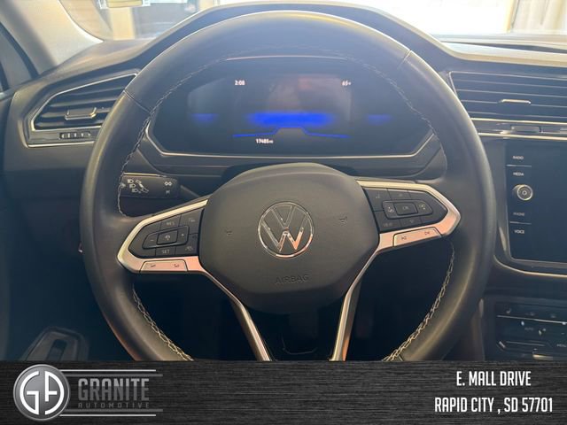 Used 2024 Volkswagen Tiguan SE w/ Panoramic Sunroof Package image 14