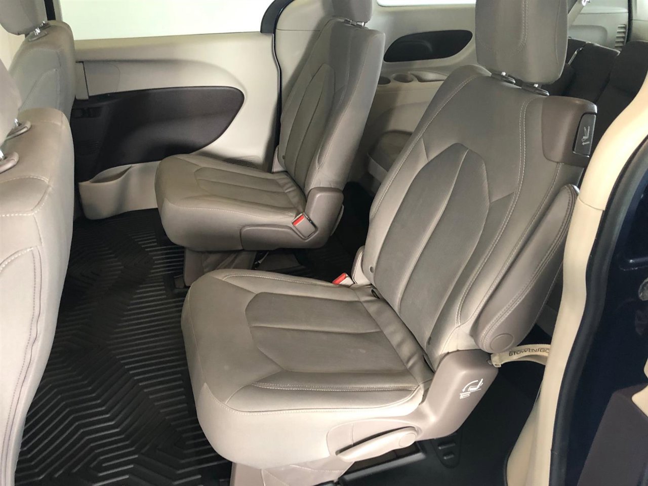 Used 2017 Chrysler Pacifica Touring w/ Tire & Wheel Group image 8