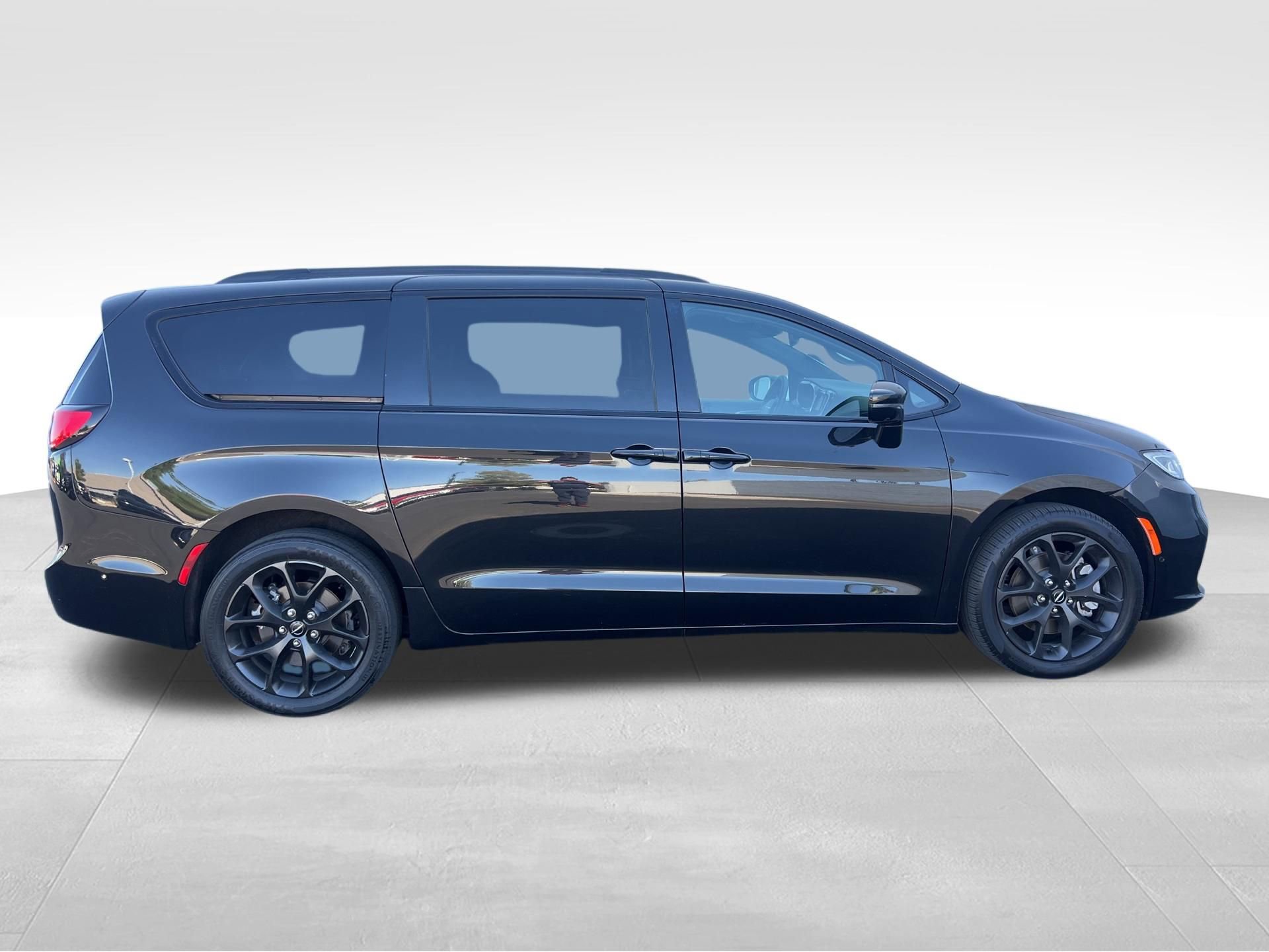 Used 2023 Chrysler Pacifica Limited w/ Uconnect Theater Family Group AWD/4WD image 4