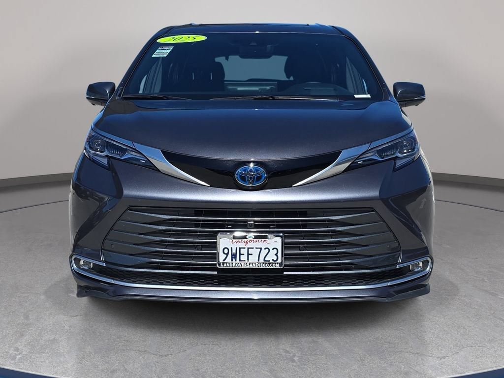 Used 2025 Toyota Sienna Platinum AWD/4WD image 3