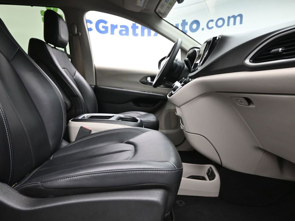Used 2024 Chrysler Pacifica Touring-L image 6