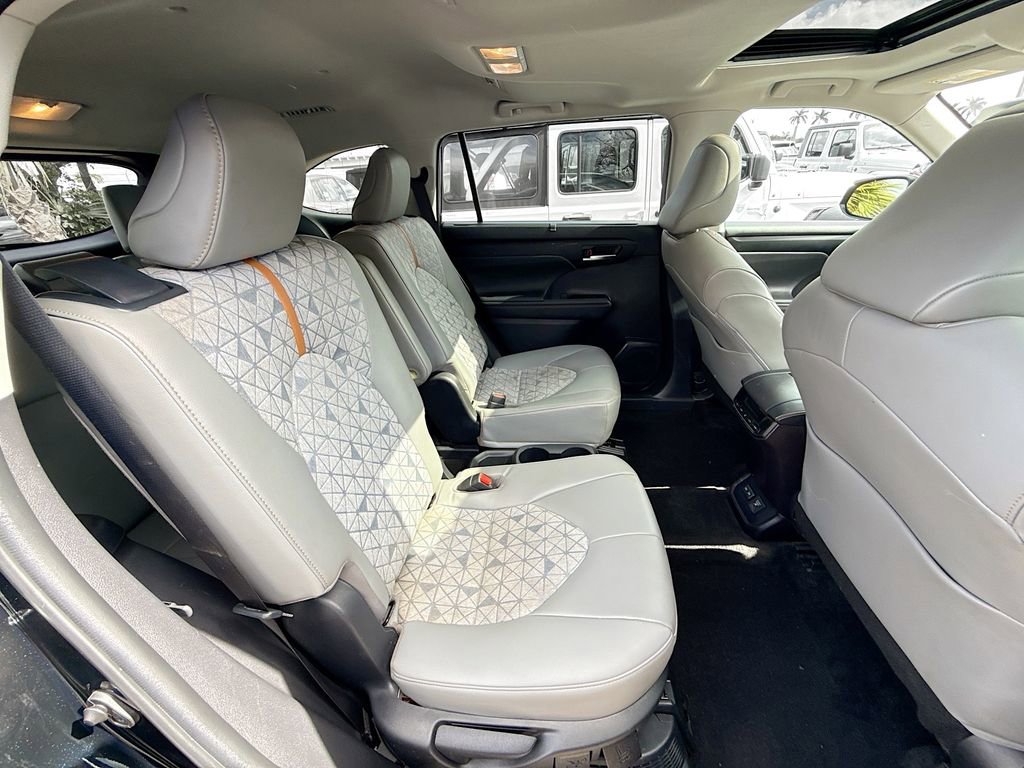 Used 2023 Toyota Highlander Bronze Edition FWD image 32
