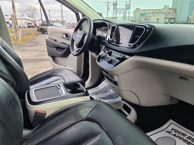 Used 2022 Chrysler Pacifica Touring-L FWD image 17