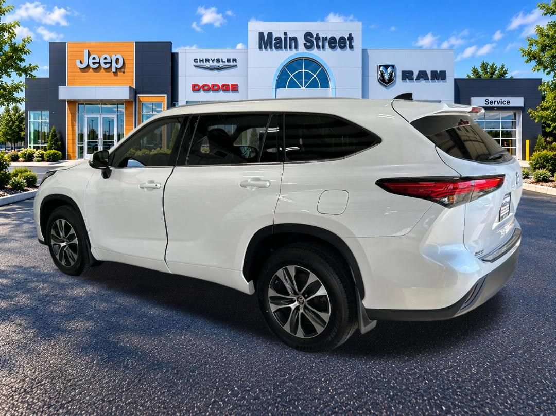 Used 2022 Toyota Highlander XLE AWD/4WD image 3