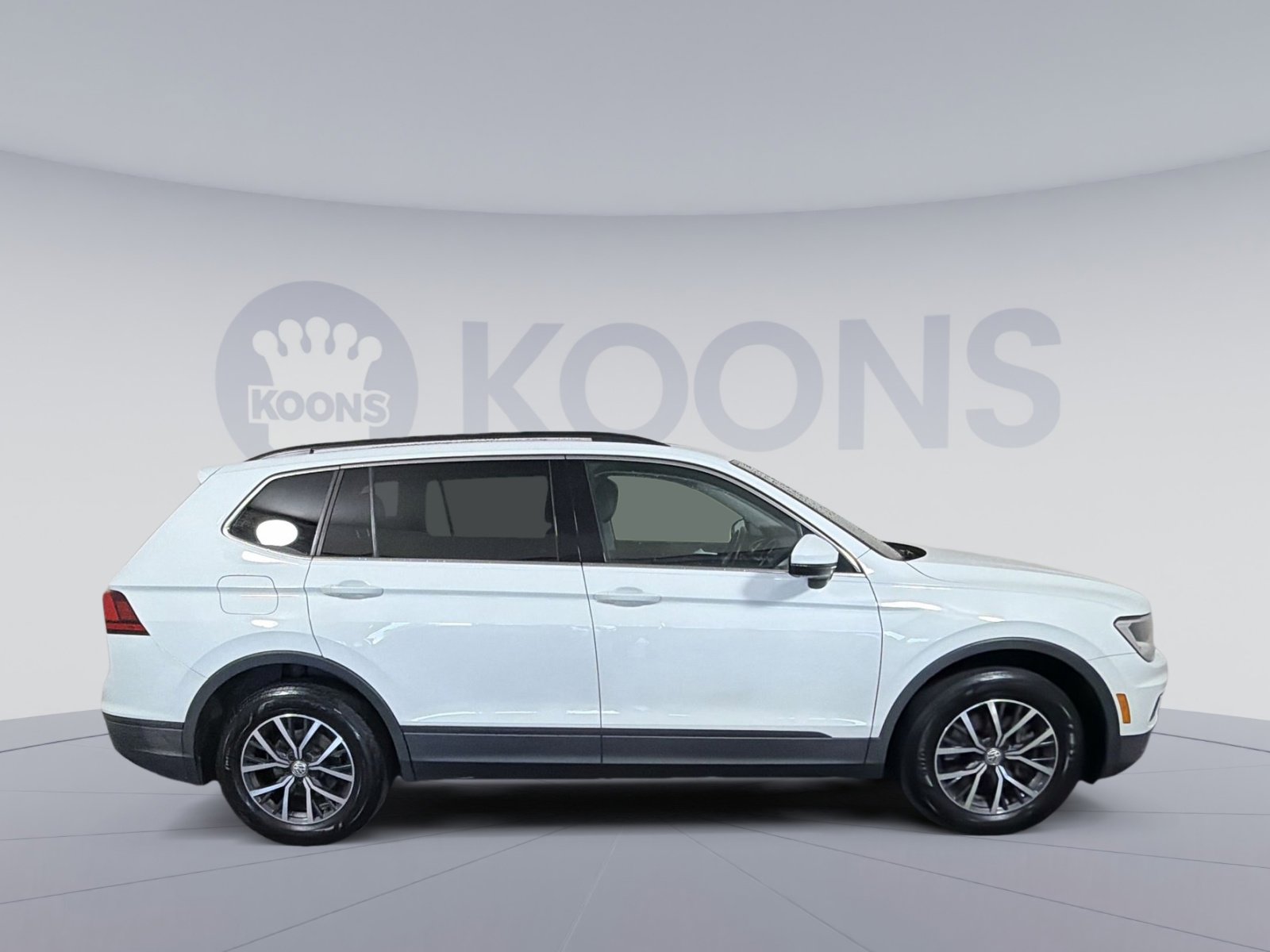 Used 2019 Volkswagen Tiguan SE w/ Panoramic Sunroof Package image 8