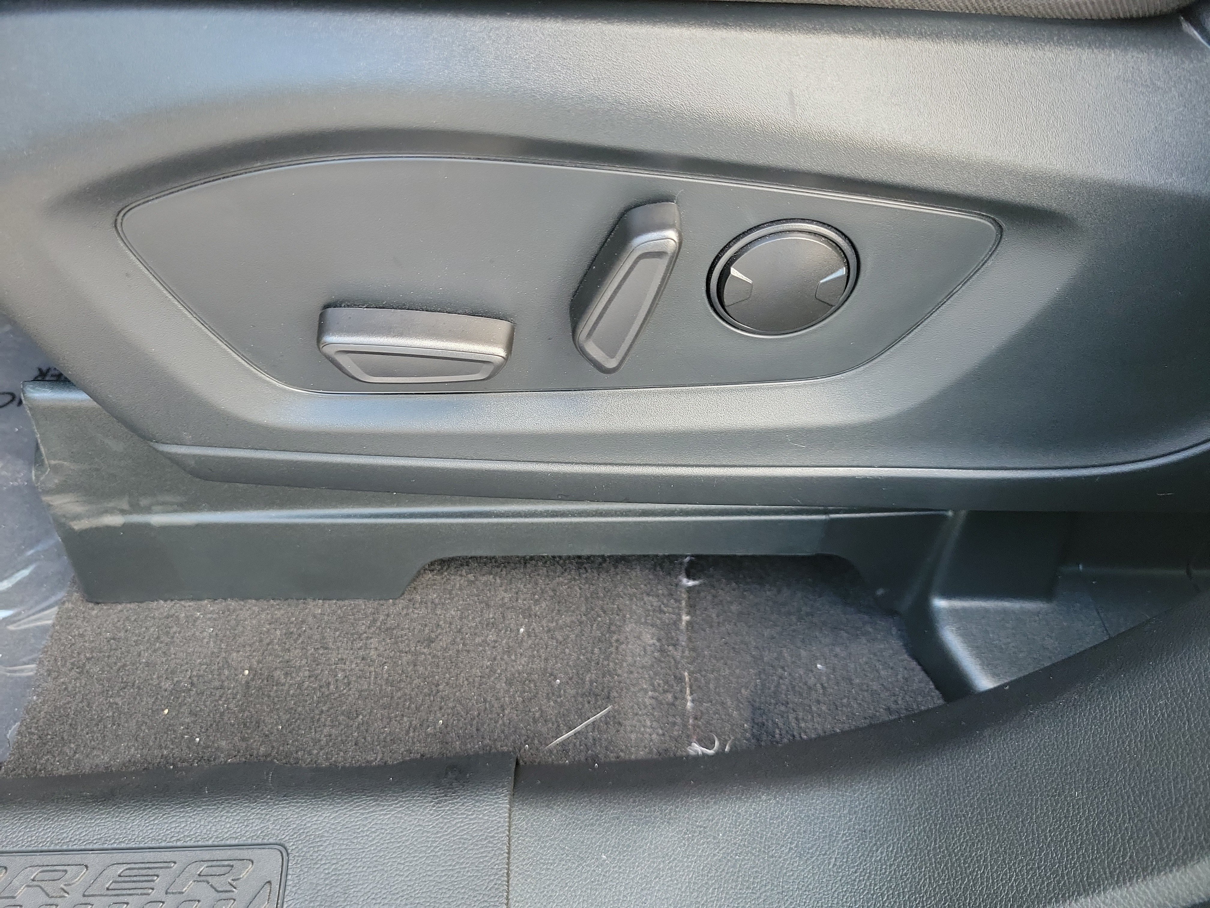 Used 2024 Ford Explorer XLT RWD image 11