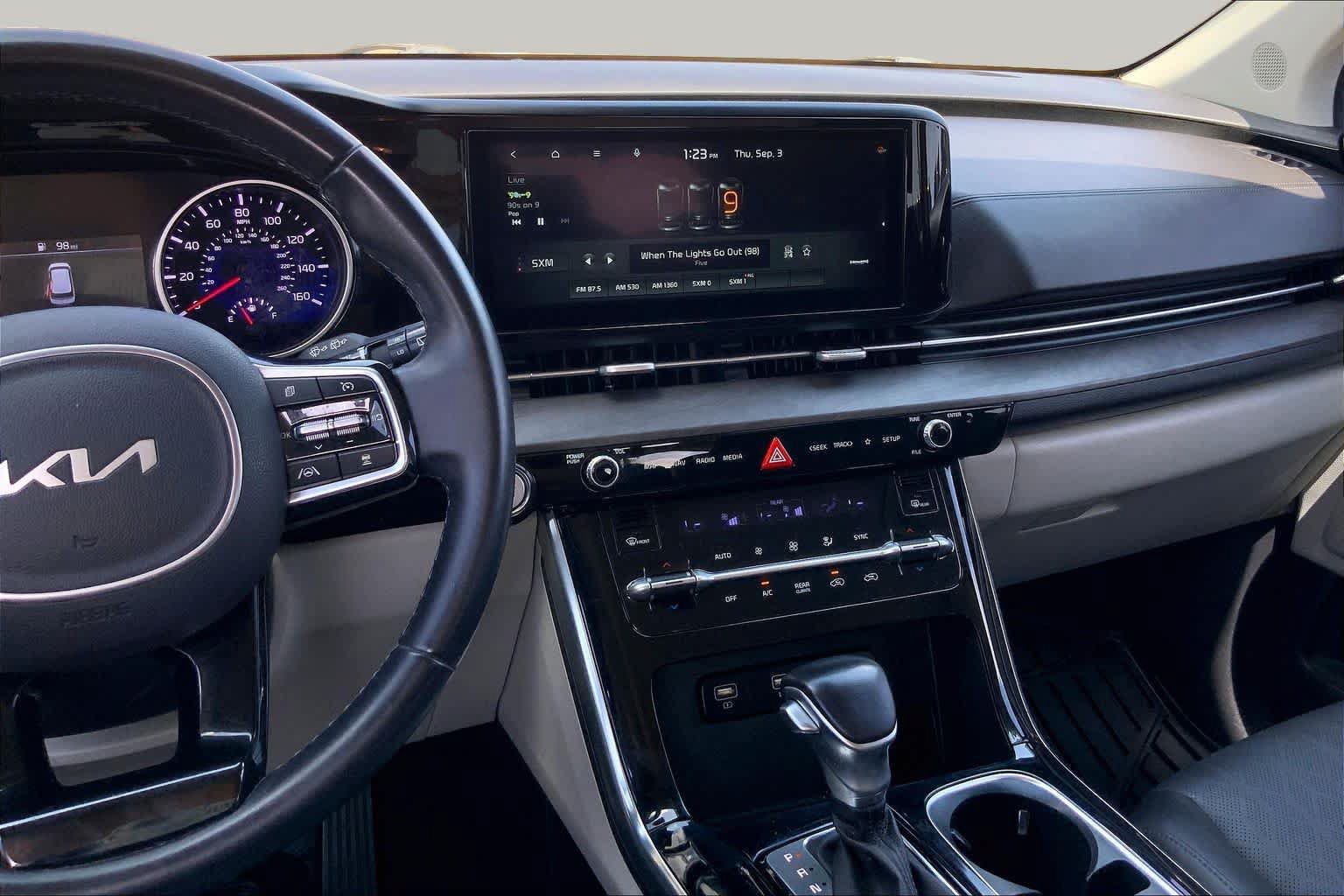 Used 2022 Kia Carnival EX FWD image 7