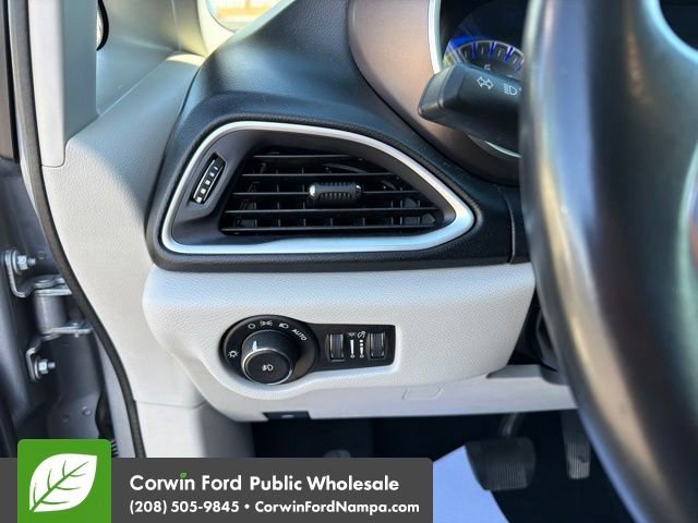 Used 2017 Chrysler Pacifica Touring-L FWD image 14