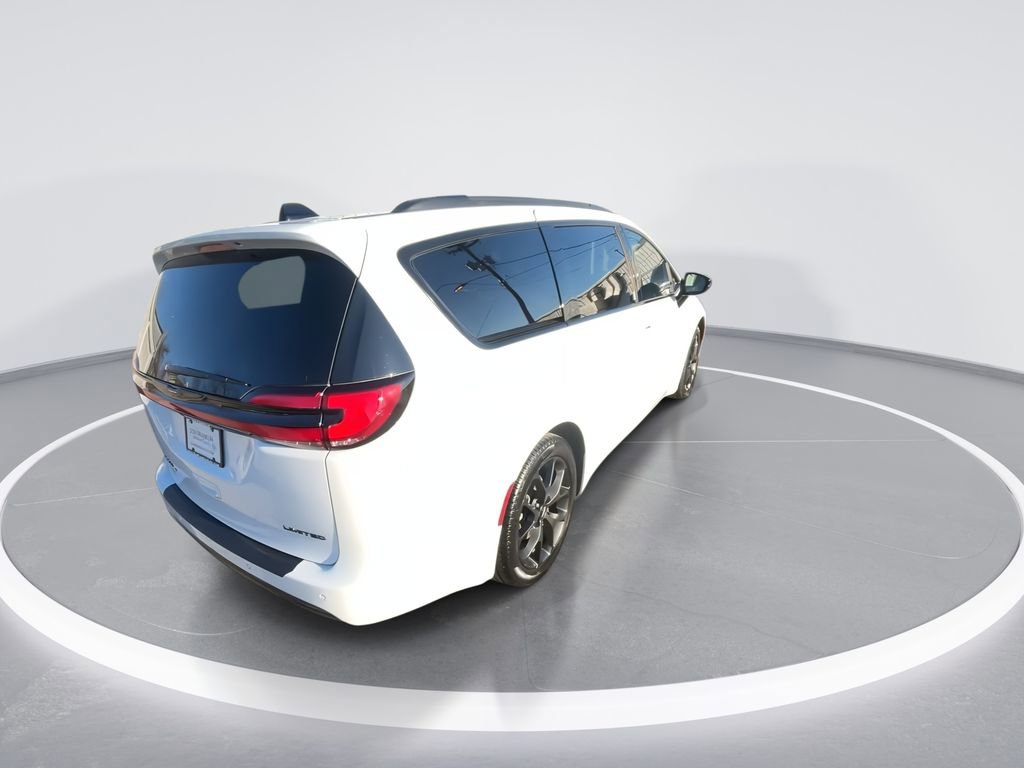Used 2025 Chrysler Pacifica Limited image 8