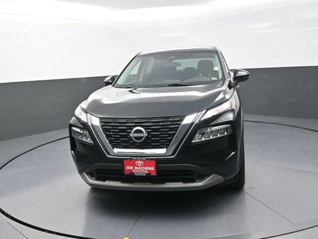 Used 2023 Nissan Rogue SV image 2