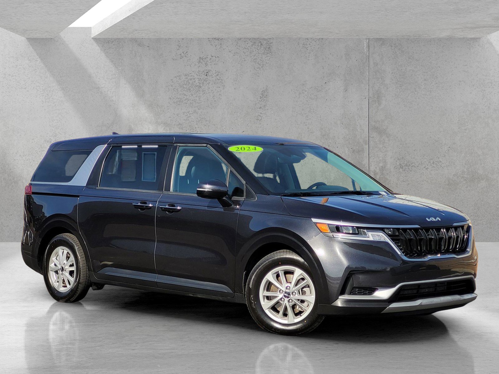 Used 2024 Kia Carnival LX image 1