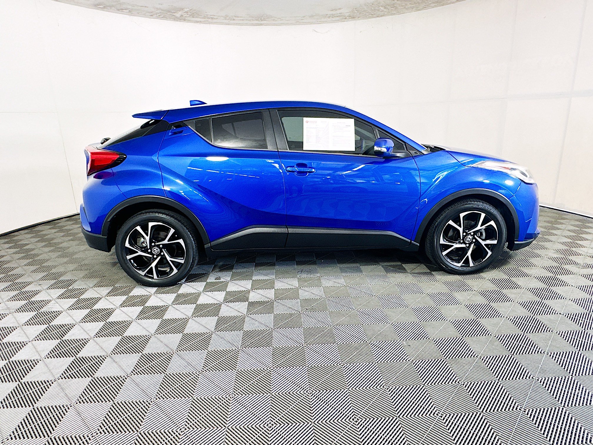 Used 2021 Toyota C-HR XLE FWD image 2