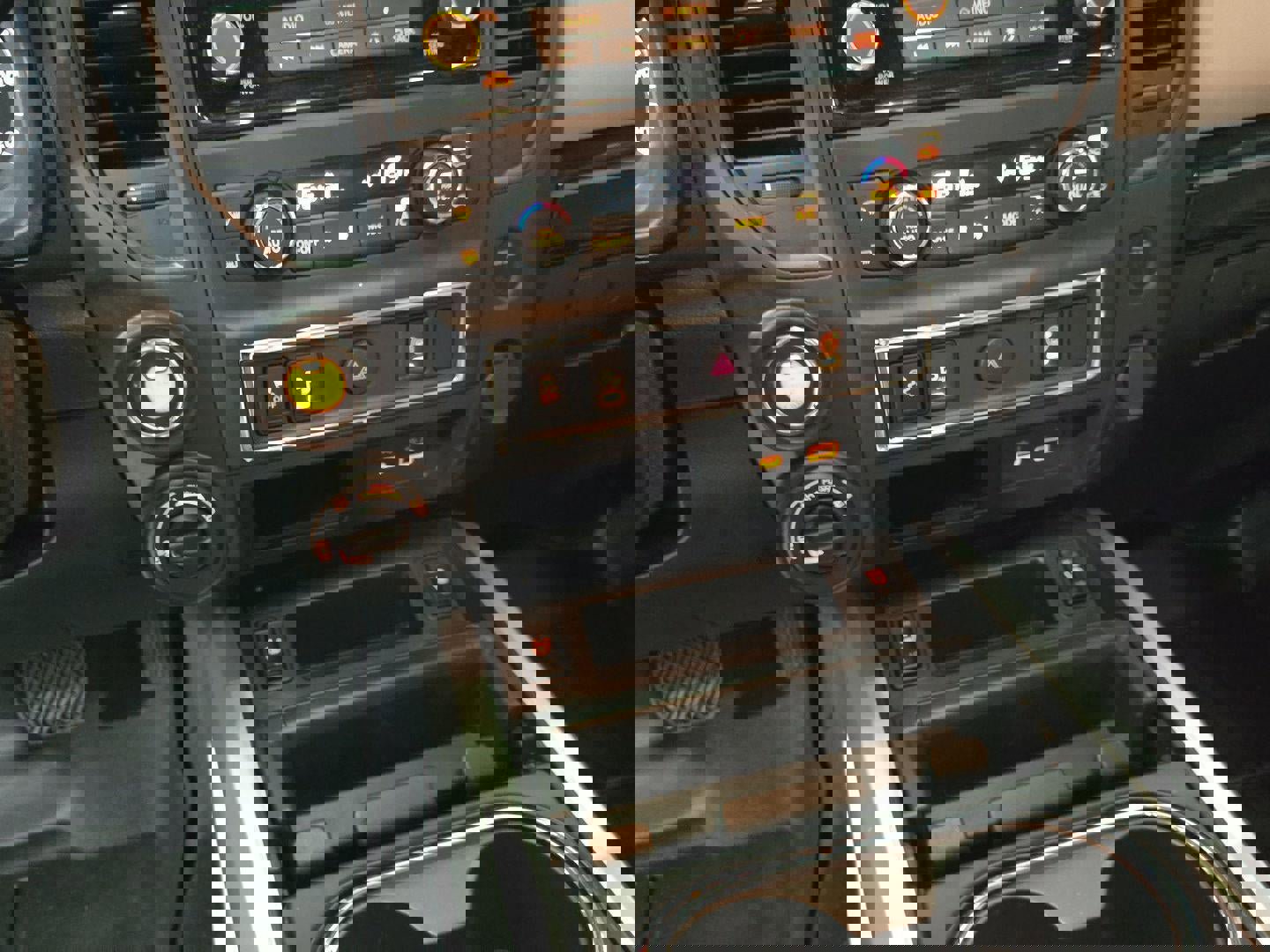 Used 2023 Nissan Titan SV w/ SV Convenience Package image 14