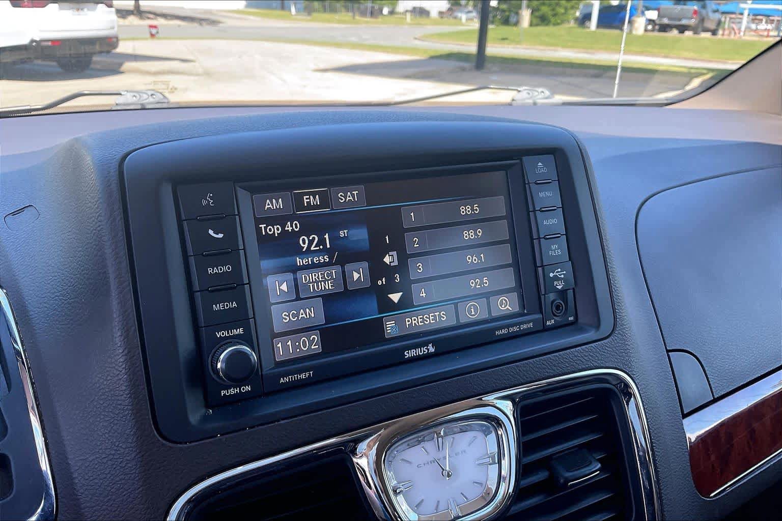 Used 2016 Chrysler Town & Country Touring FWD image 32