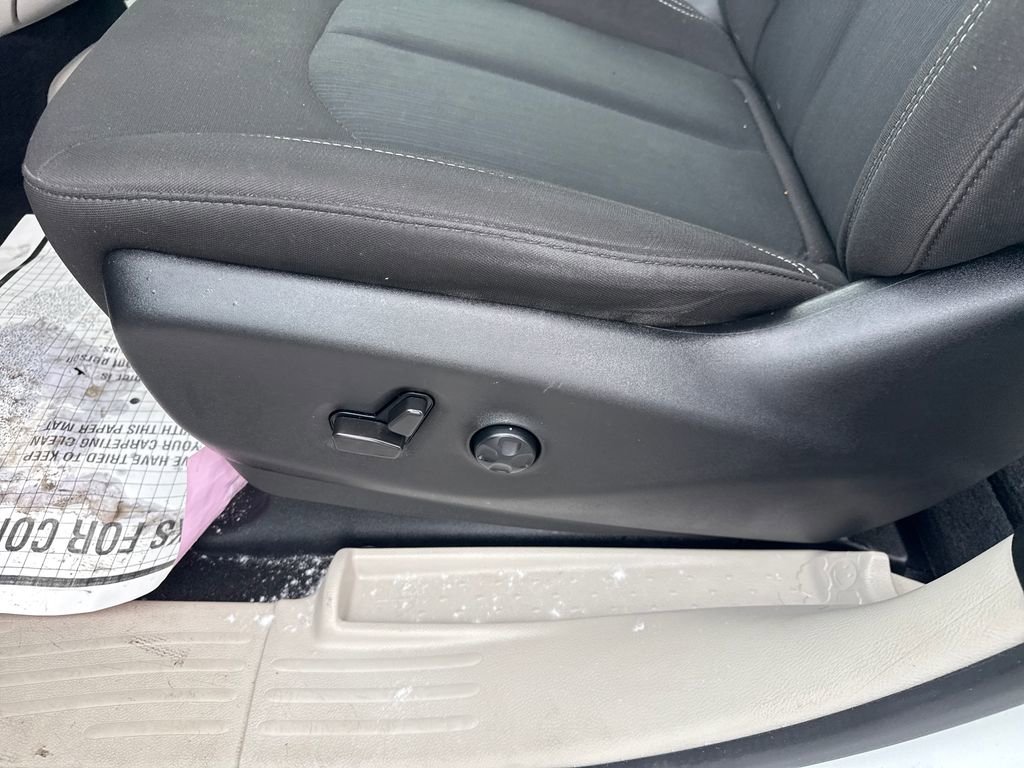 Used 2022 Chrysler Voyager LX FWD image 25