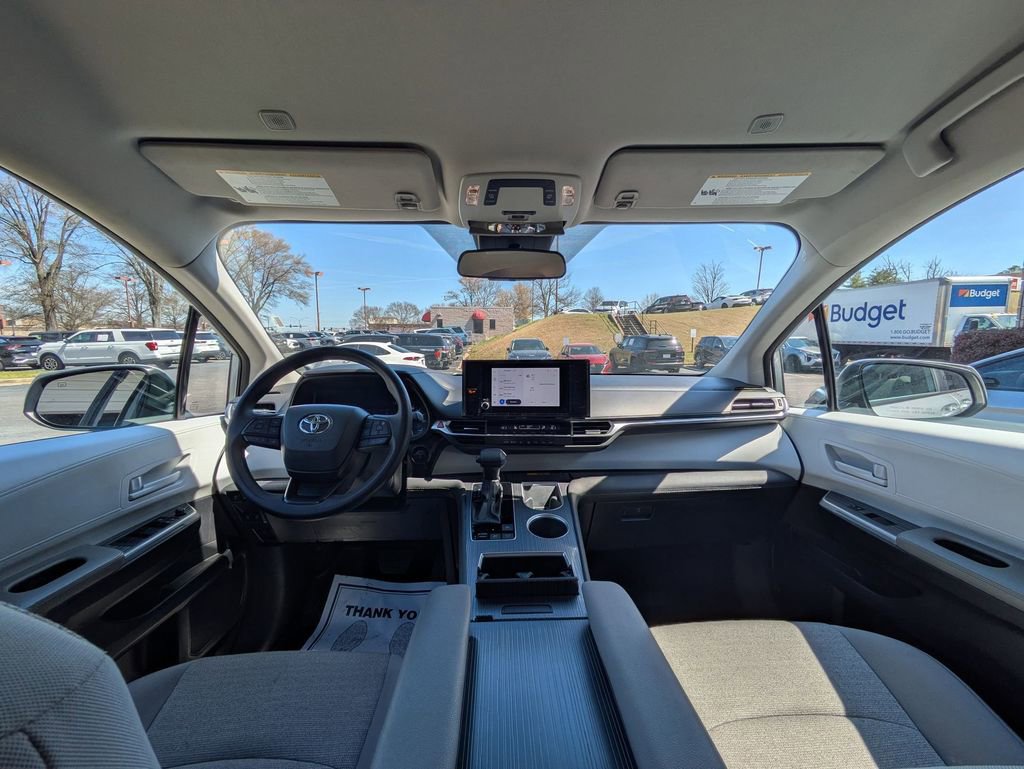 Used 2025 Toyota Sienna LE image 25