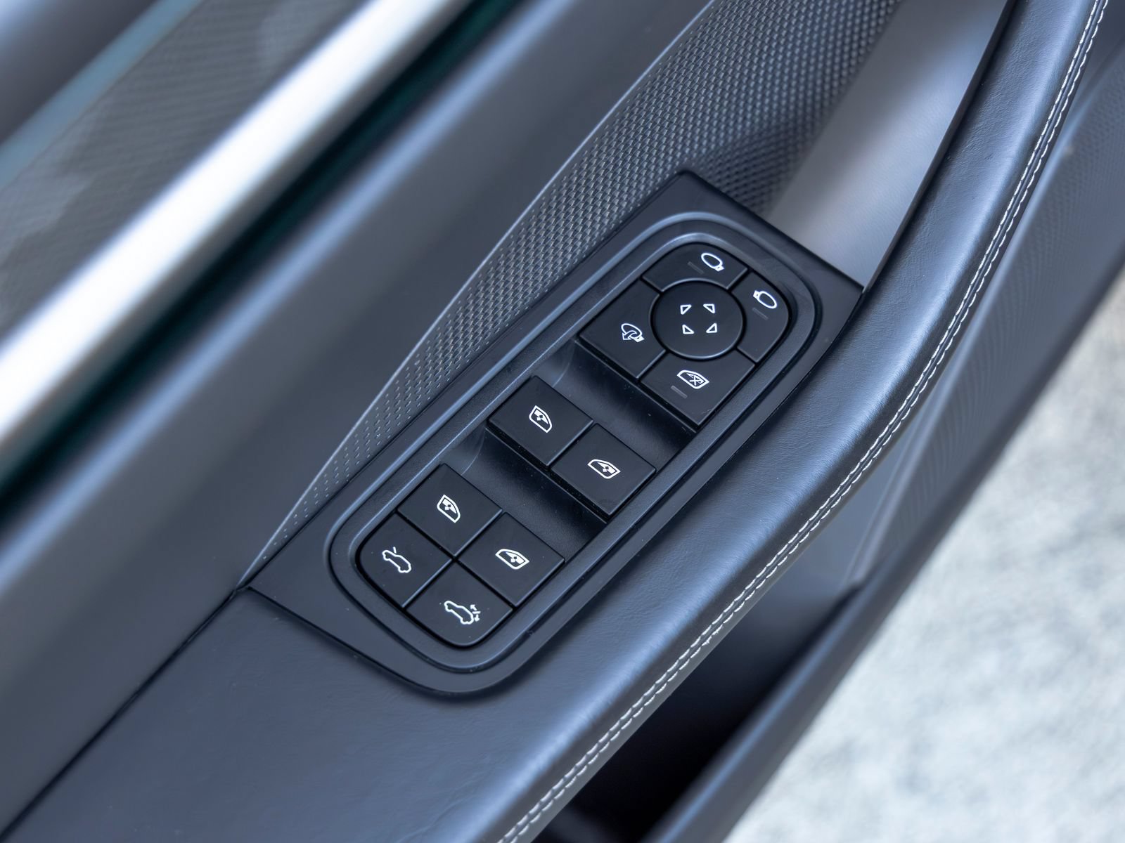 Certified 2024 Porsche Macan Turbo Electric AWD/4WD image 26