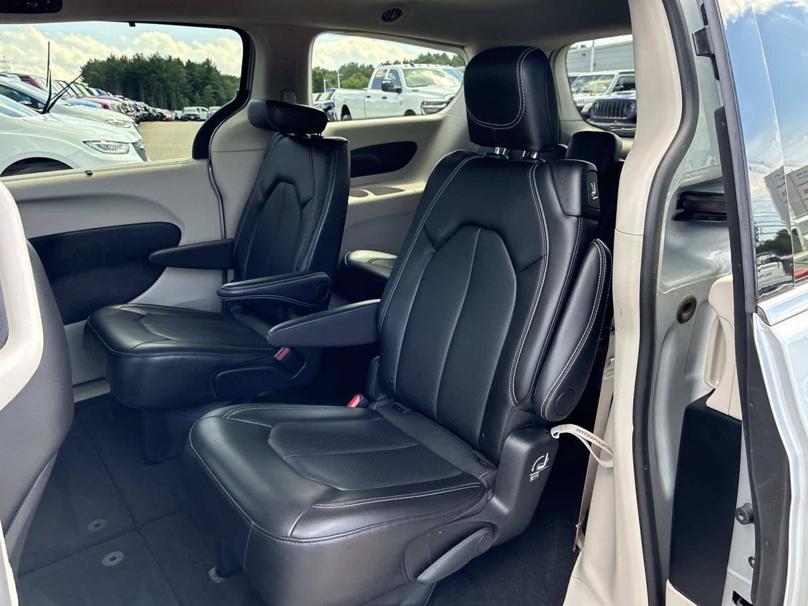Certified 2024 Chrysler Pacifica Touring-L FWD image 15