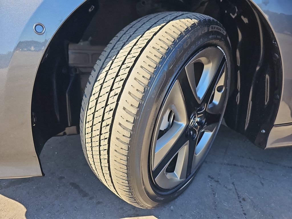 Used 2022 Toyota Prius Limited FWD image 32