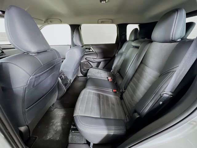 Used 2025 Mitsubishi Outlander SE image 24
