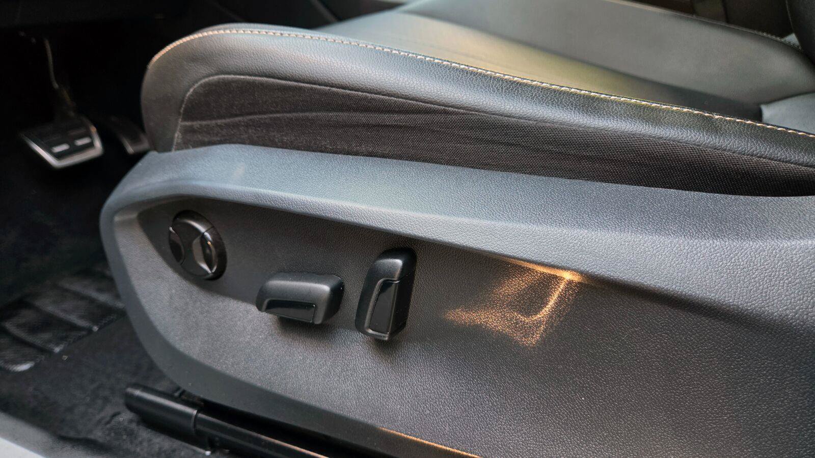 Certified 2024 Volkswagen Tiguan SE R-Line FWD image 22
