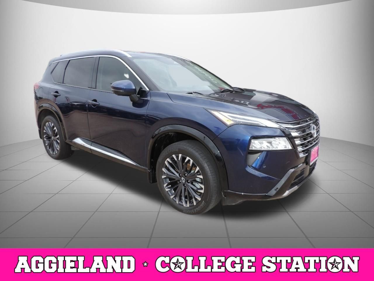 Used 2024 Nissan Rogue Platinum w/ Platinum Premium Package image 3