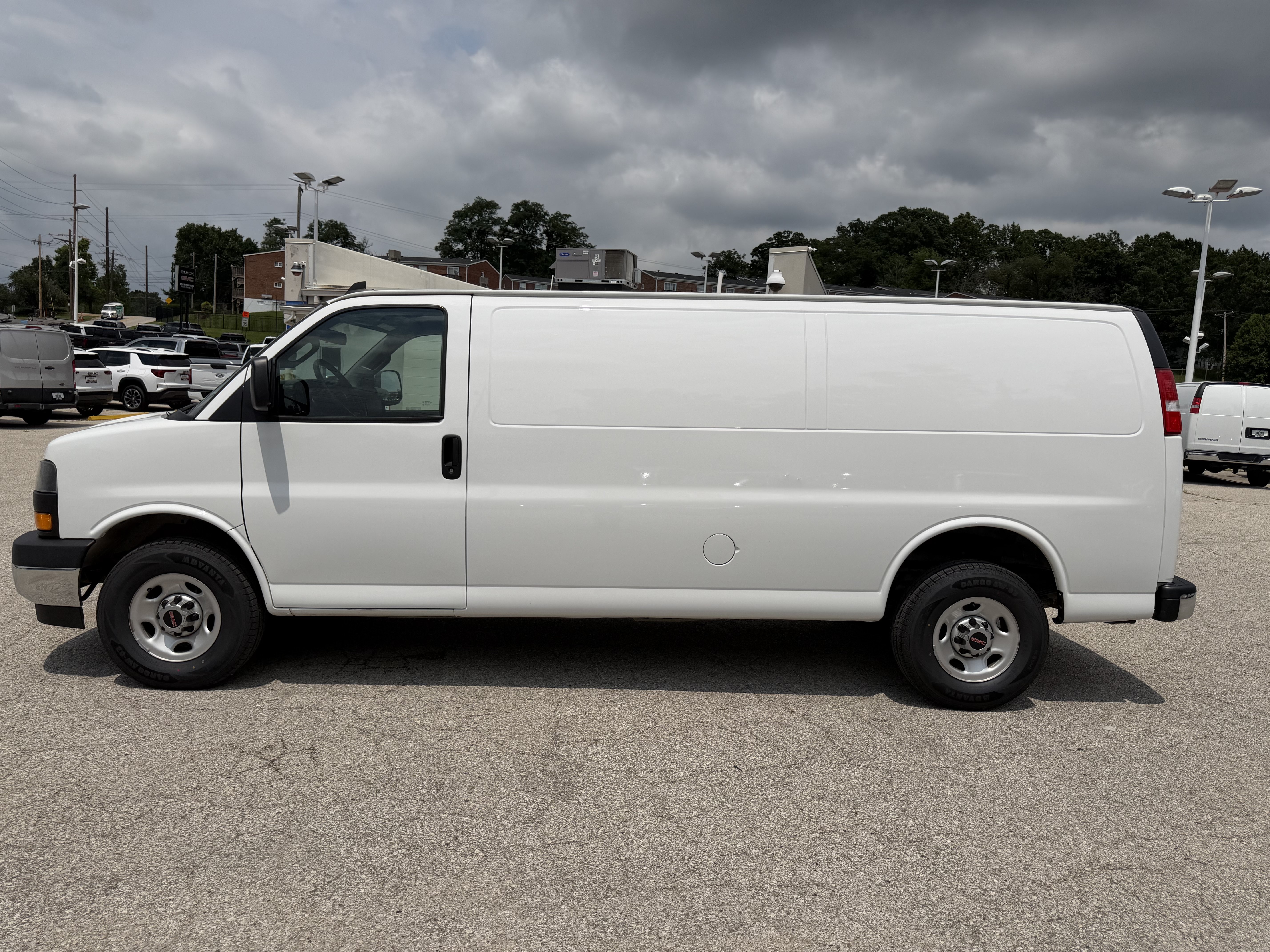 Used 2022 GMC Savana 3500 Extended w/ Driver Convenience Package RWD image 4