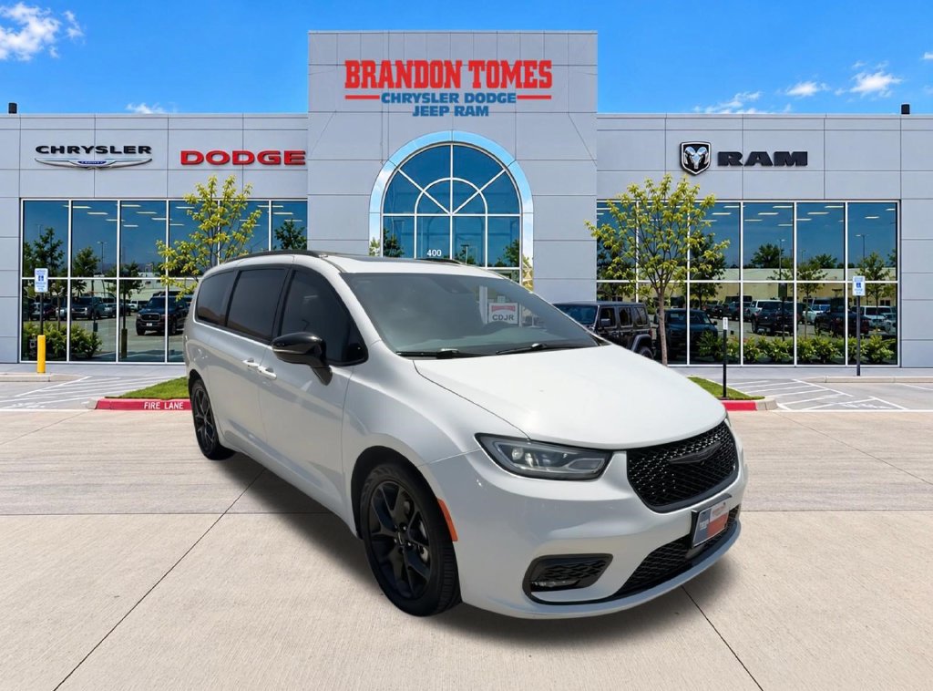 Used 2025 Chrysler Pacifica Limited FWD image 2