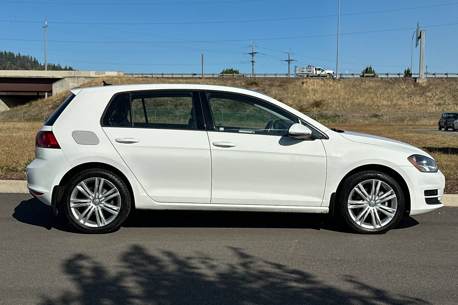 Used 2016 Volkswagen Golf SE FWD image 2