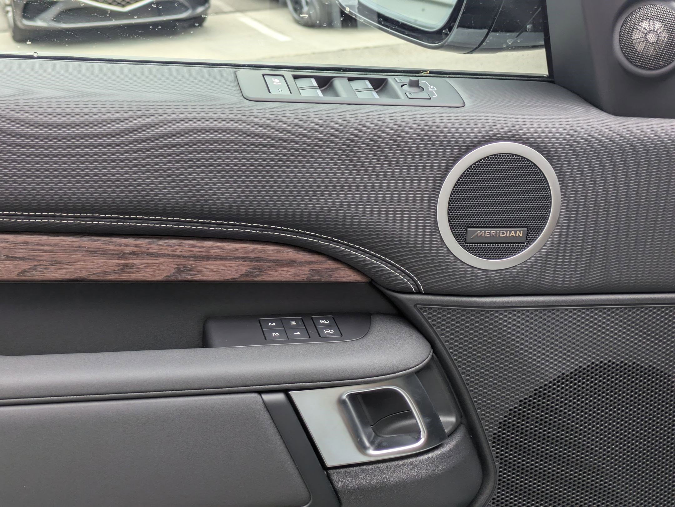 New 2026 Land Rover Discovery Dynamic SE image 14