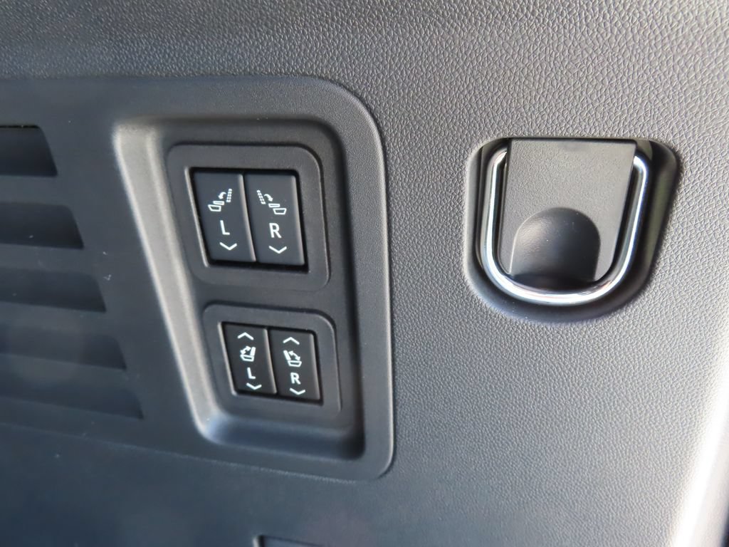 New 2026 Chevrolet Traverse RS w/ LPO, Floor Liner Package AWD/4WD image 21
