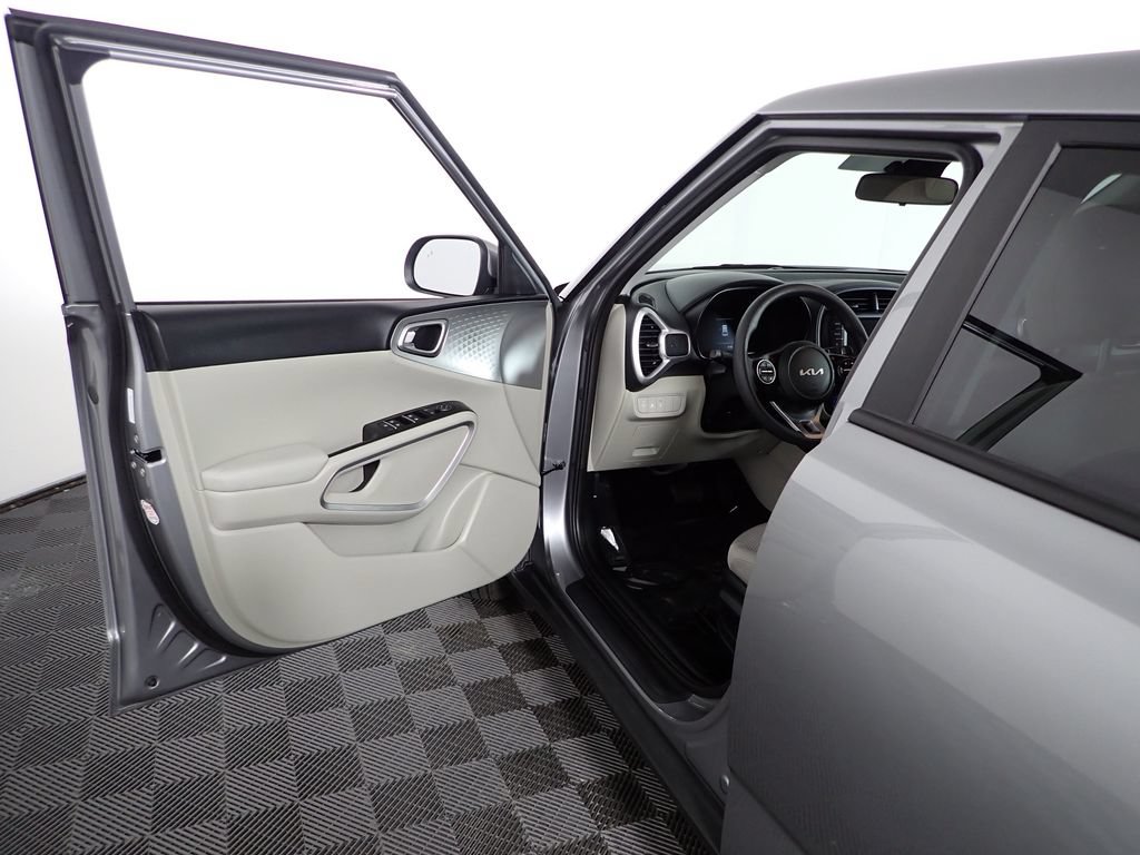 Used 2025 Kia Soul LX w/ LX Technology Package FWD image 21