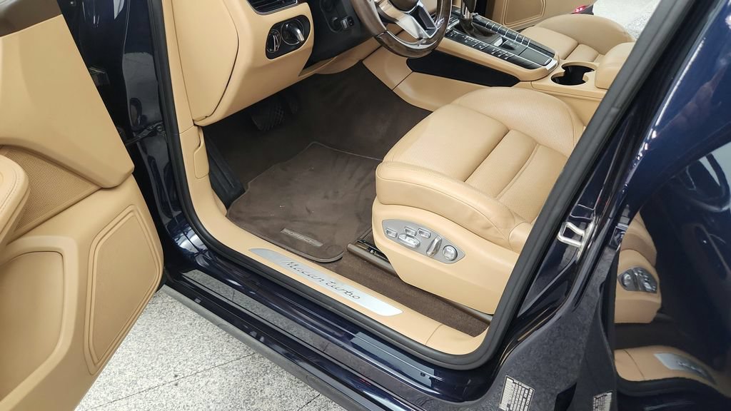 Used 2017 Porsche Macan Turbo AWD/4WD image 33