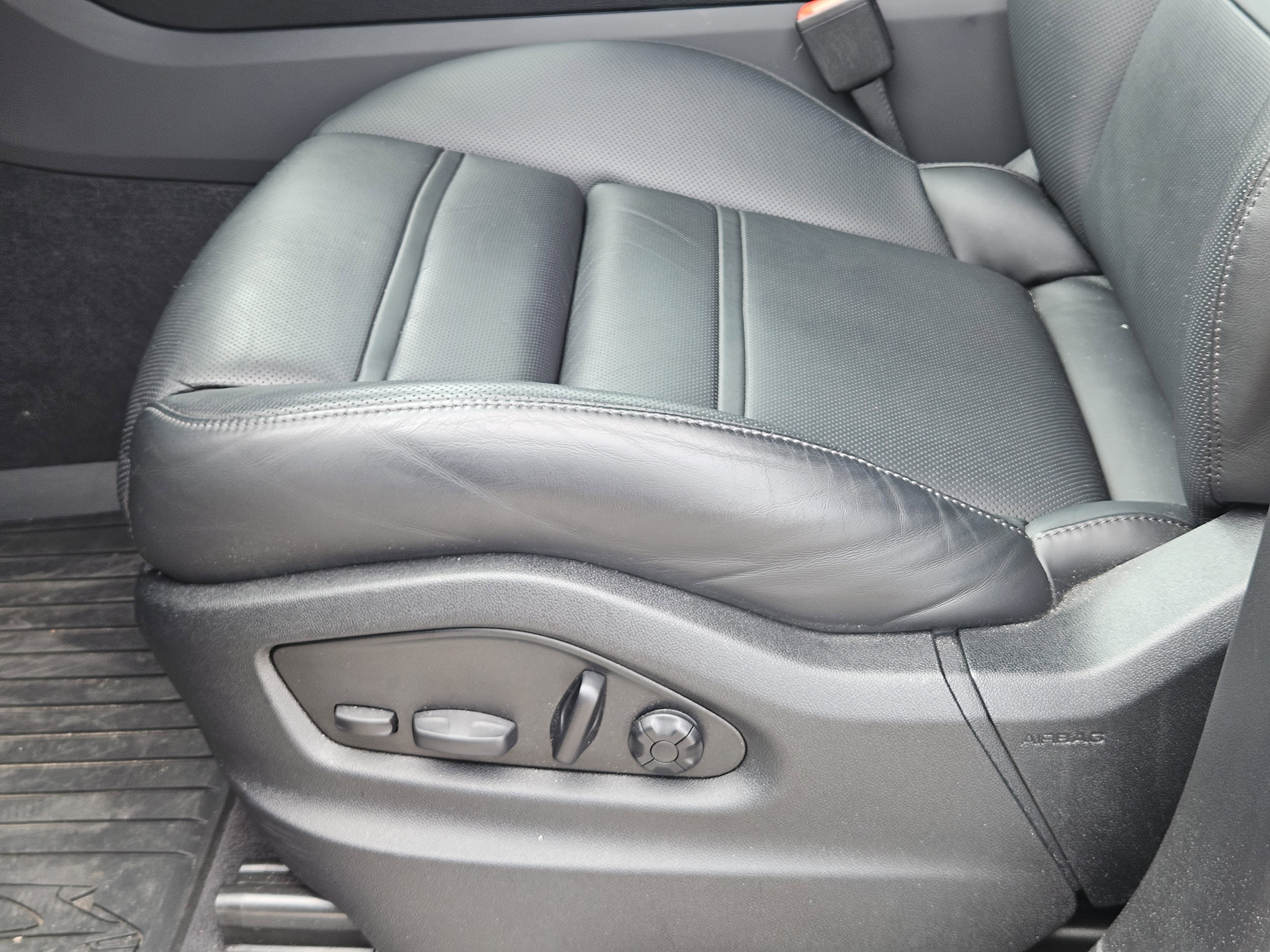 Certified 2024 Porsche Cayenne Coupe AWD/4WD image 23