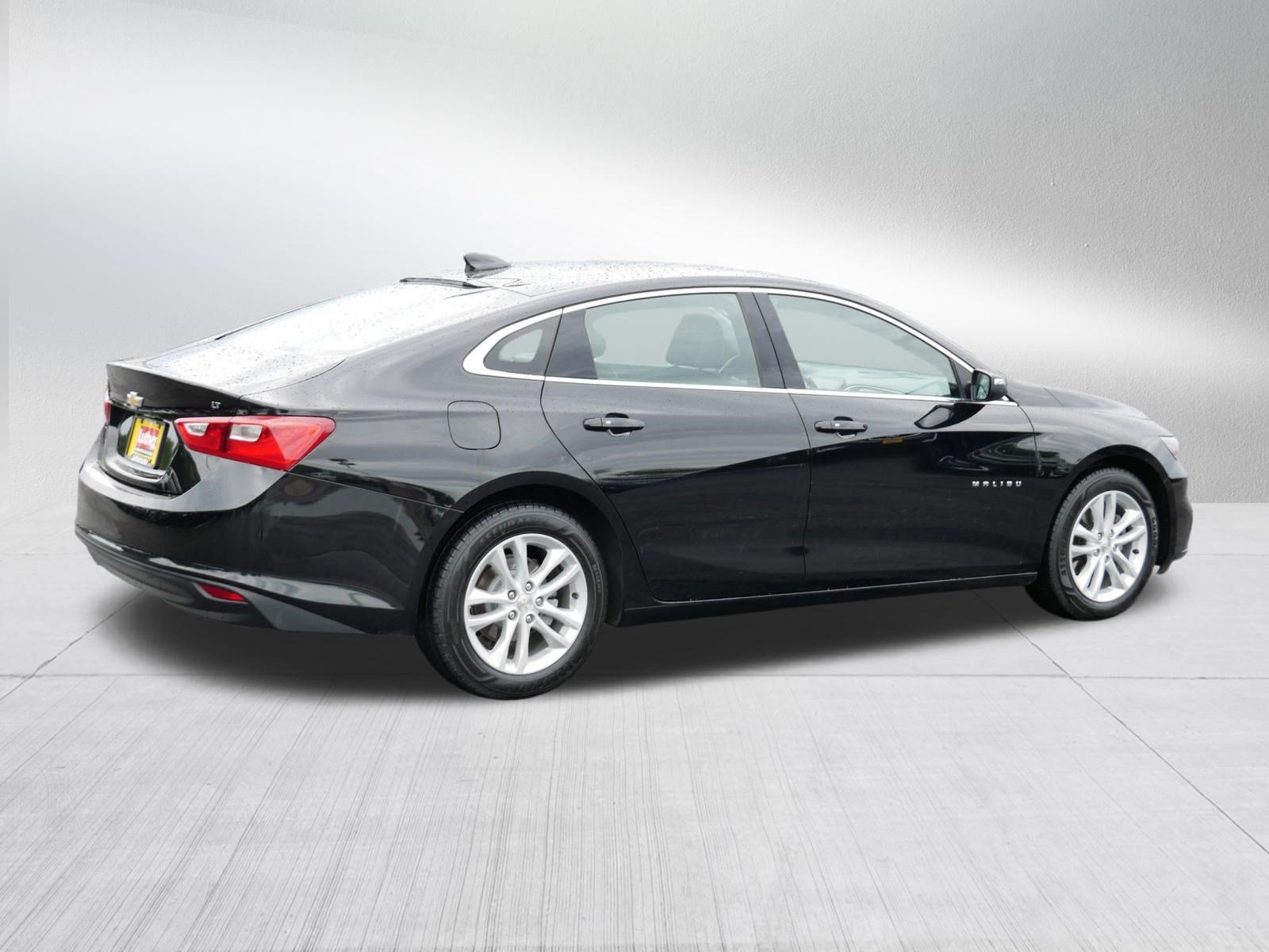 Used 2017 Chevrolet Malibu LT w/ Leather Package FWD image 7
