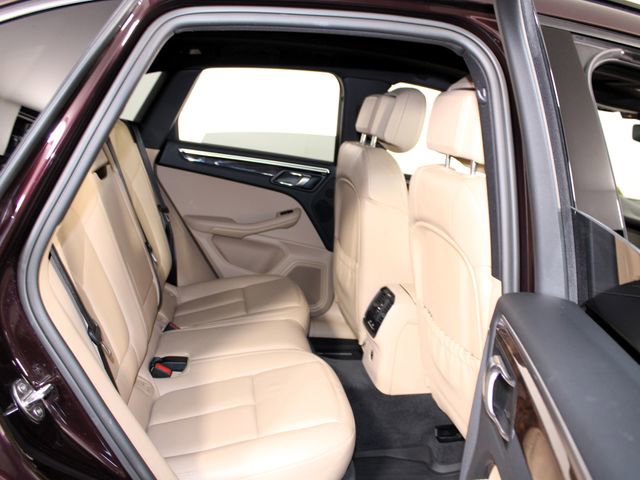 Certified 2023 Porsche Macan AWD/4WD image 24