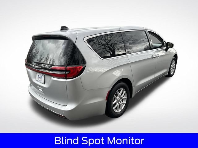 Used 2023 Chrysler Pacifica Touring-L FWD image 9