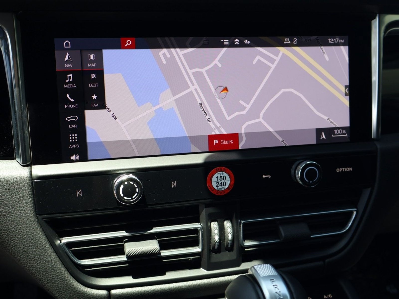 Certified 2025 Porsche Macan AWD/4WD image 19