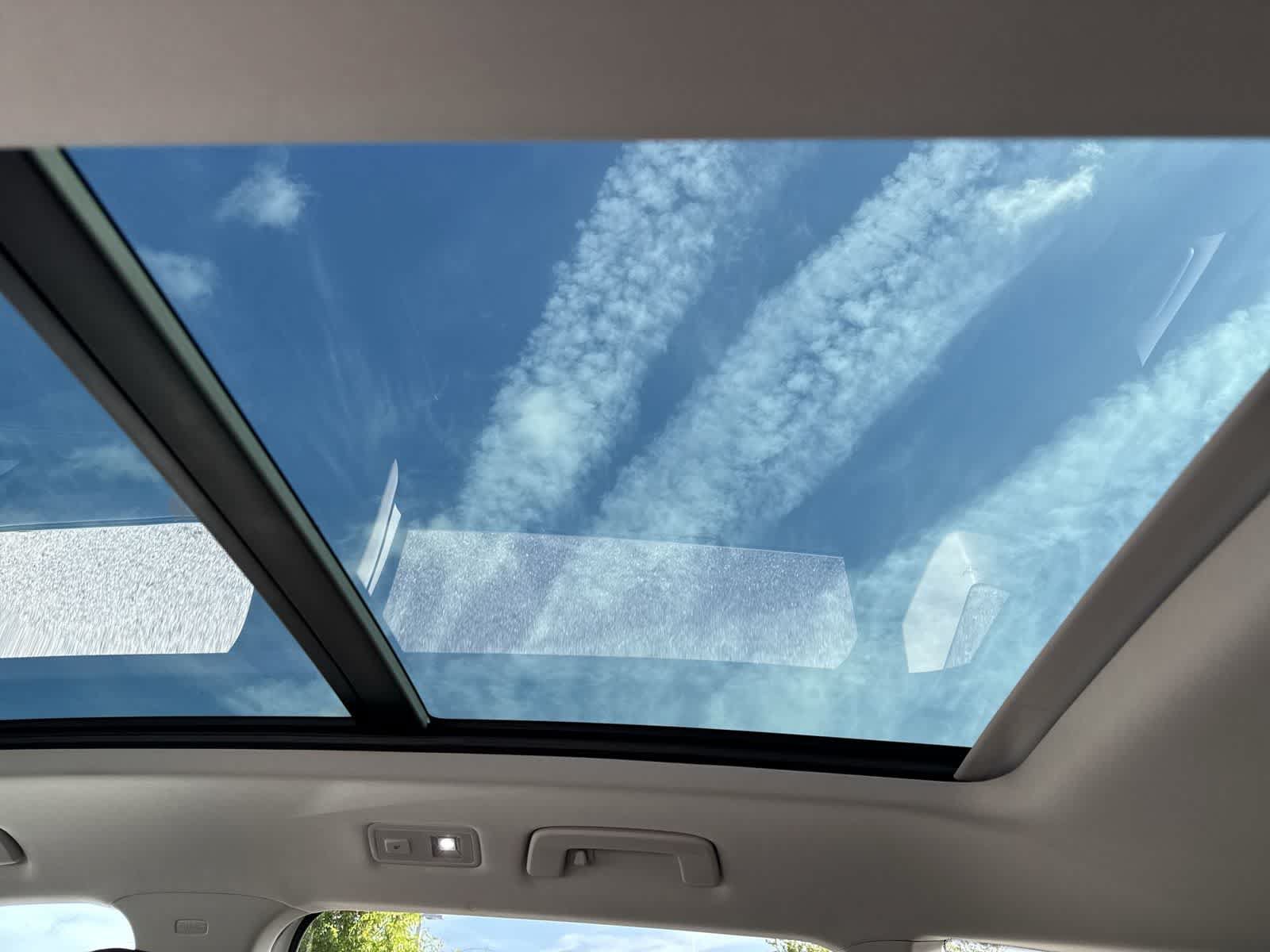 Certified 2024 Volkswagen Taos SE w/ Panoramic Sunroof Package FWD image 18