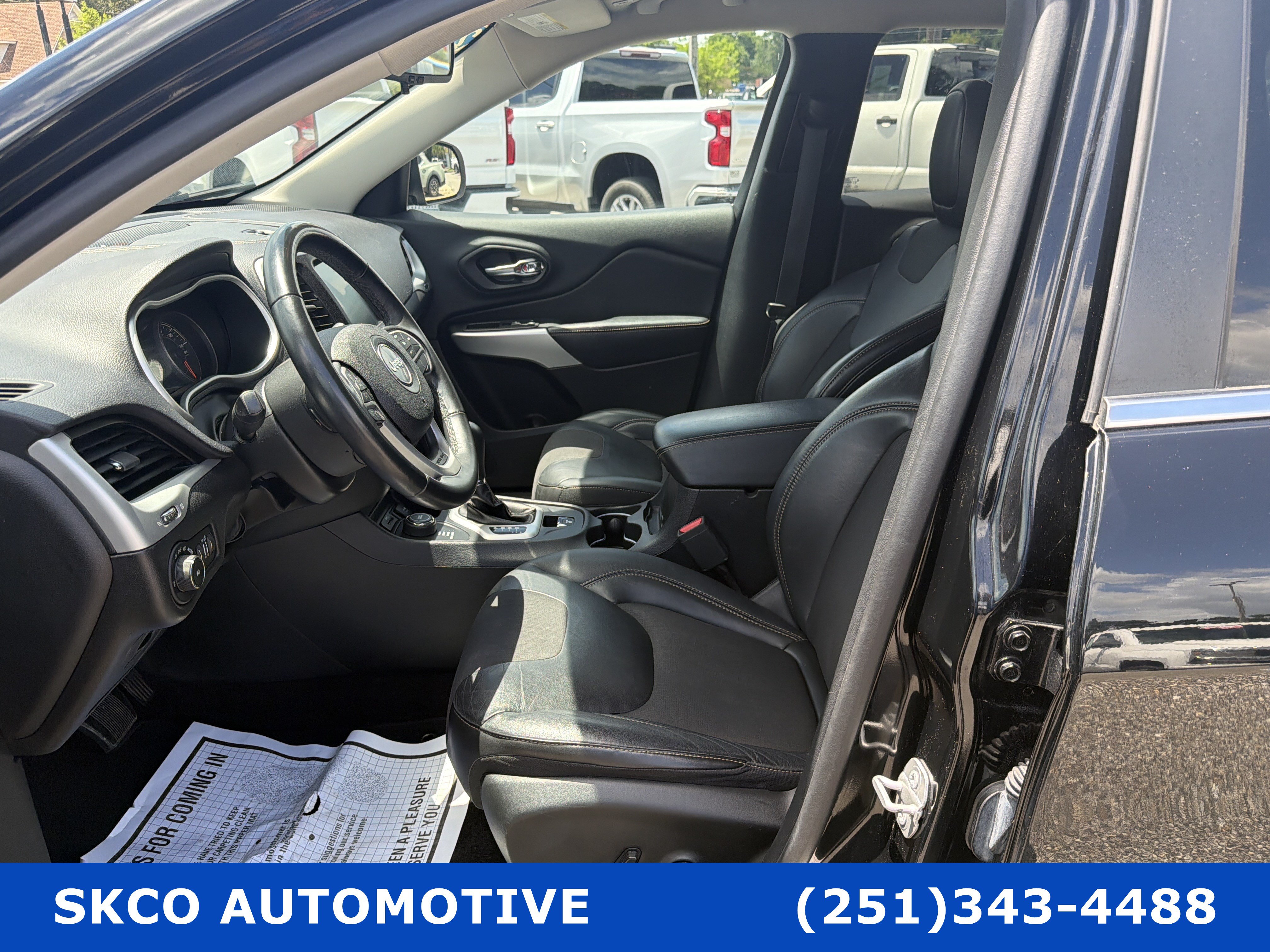 Used 2018 Jeep Cherokee Latitude Plus AWD/4WD image 11