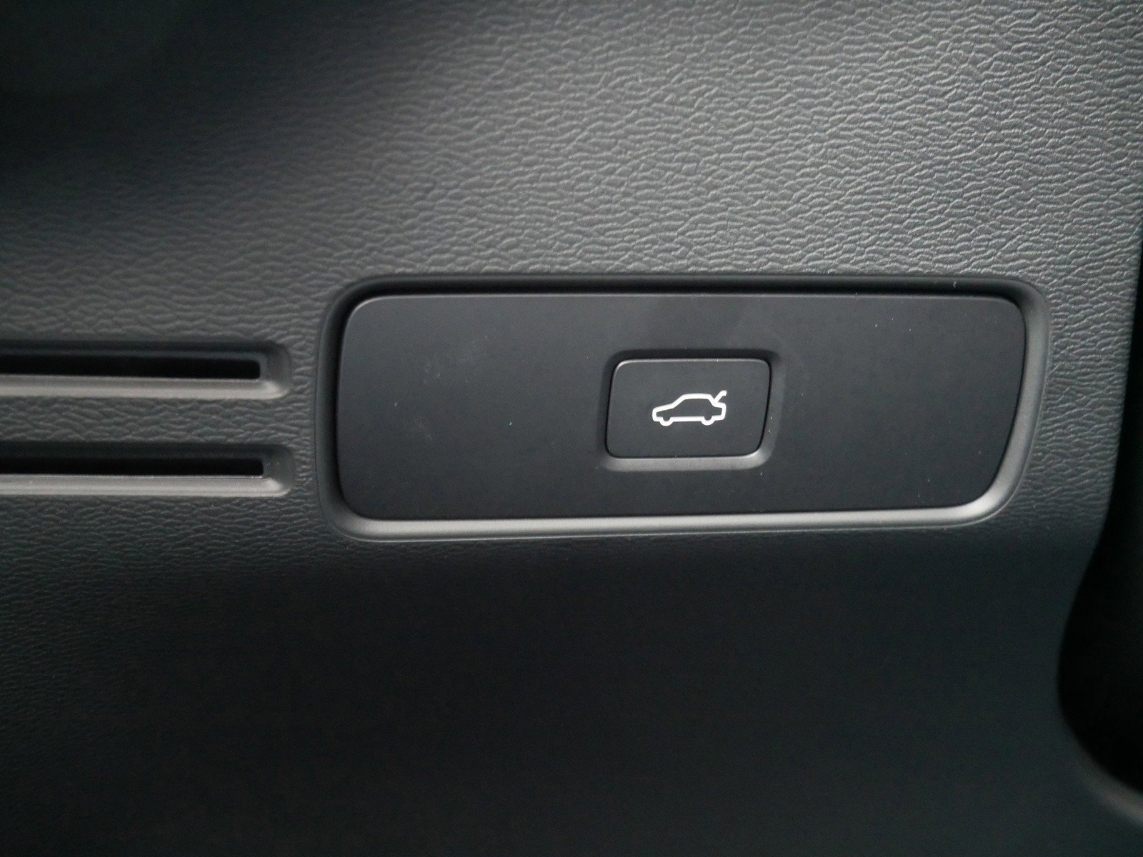 Used 2025 Volvo XC40 B5 Core image 25
