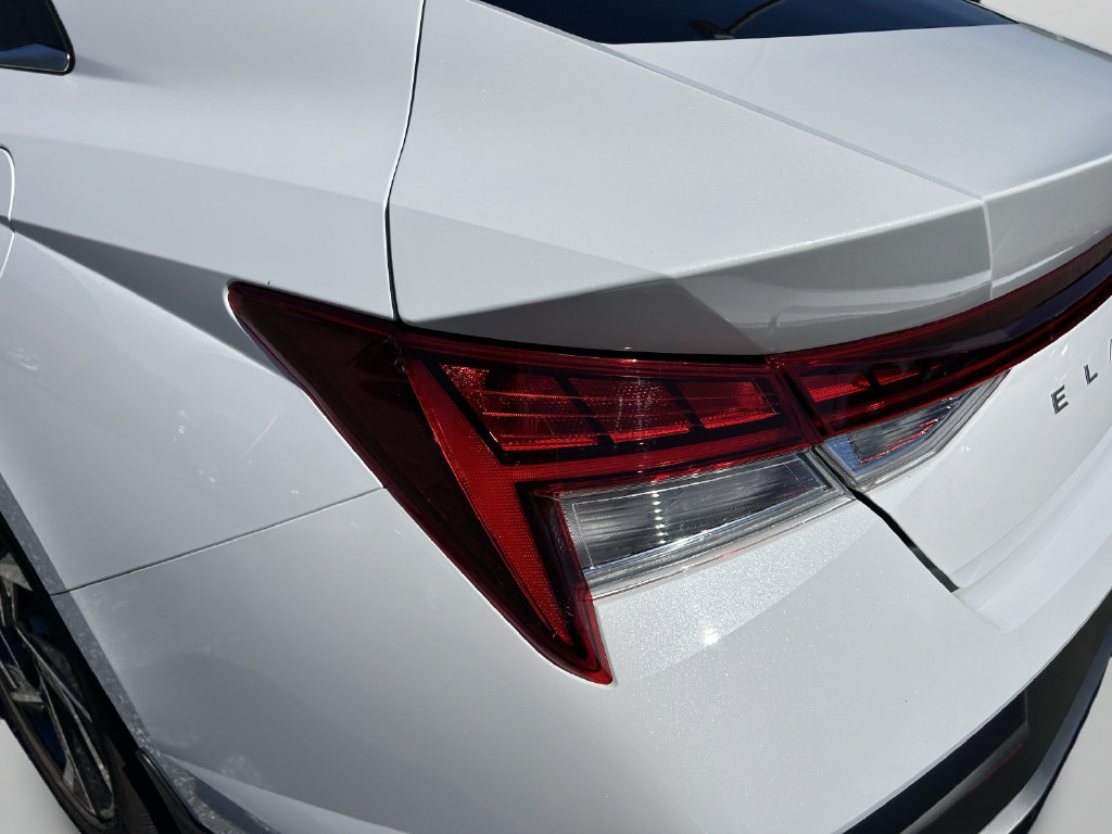 Certified 2025 Hyundai Elantra Limited FWD image 14