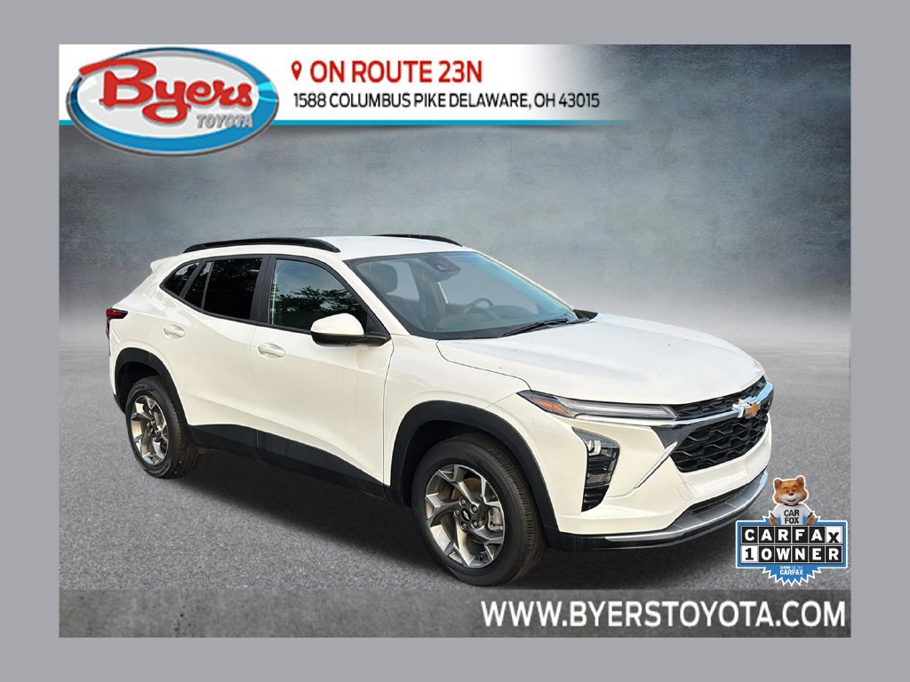 Used 2025 Chevrolet Trax LT FWD image 1