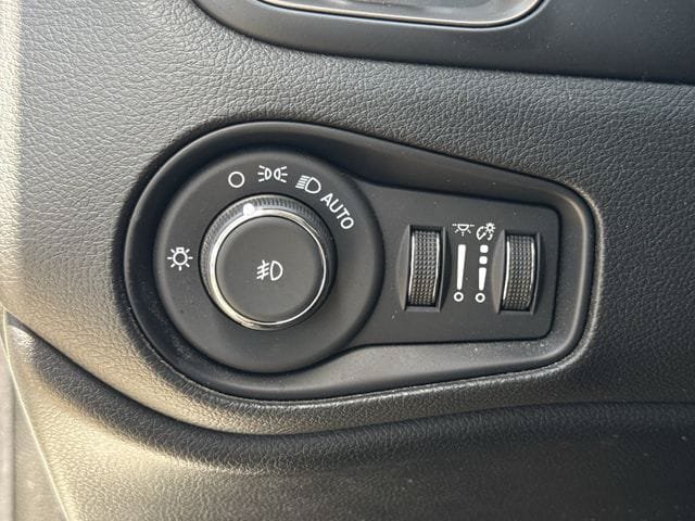 Used 2023 Jeep Renegade Latitude AWD/4WD image 23