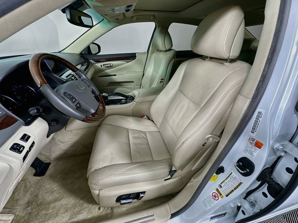 Used 2016 Lexus LS 460 w/ Comfort Package RWD image 21