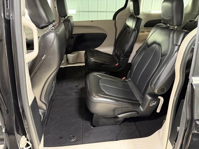 Used 2024 Chrysler Pacifica Touring-L image 10