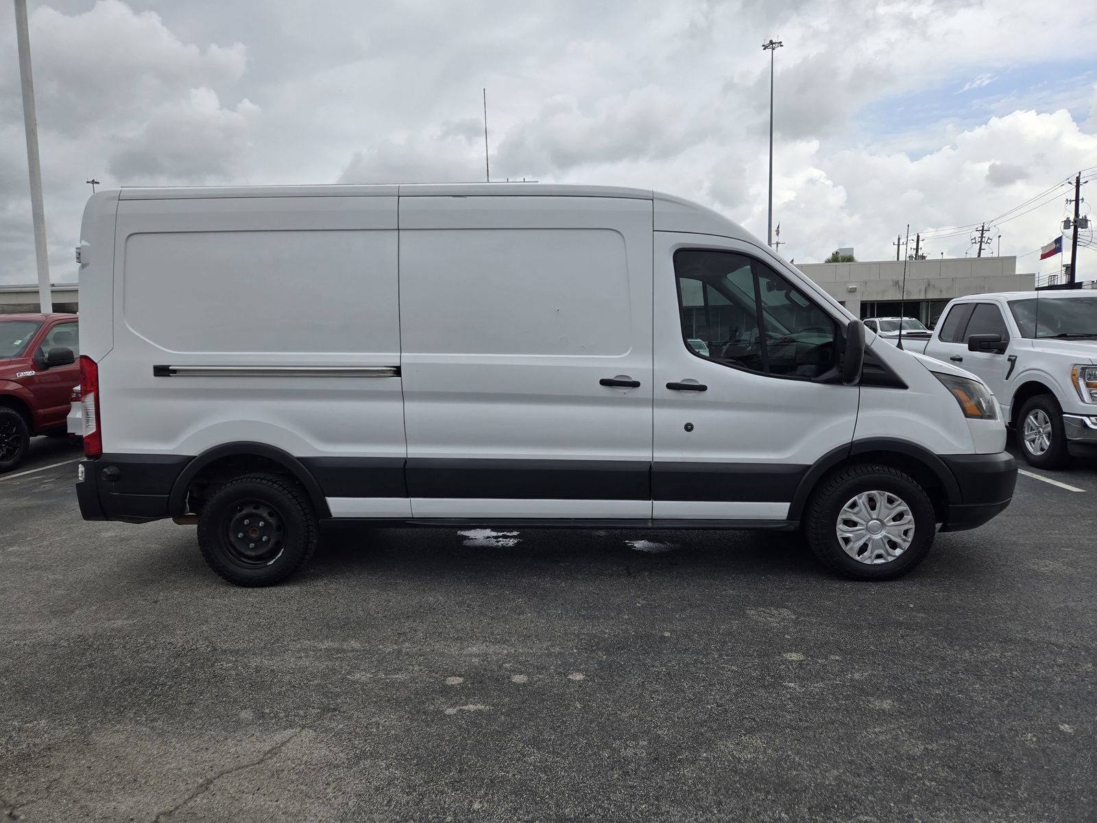 Used 2017 Ford Transit 250 148 Medium Roof image 4