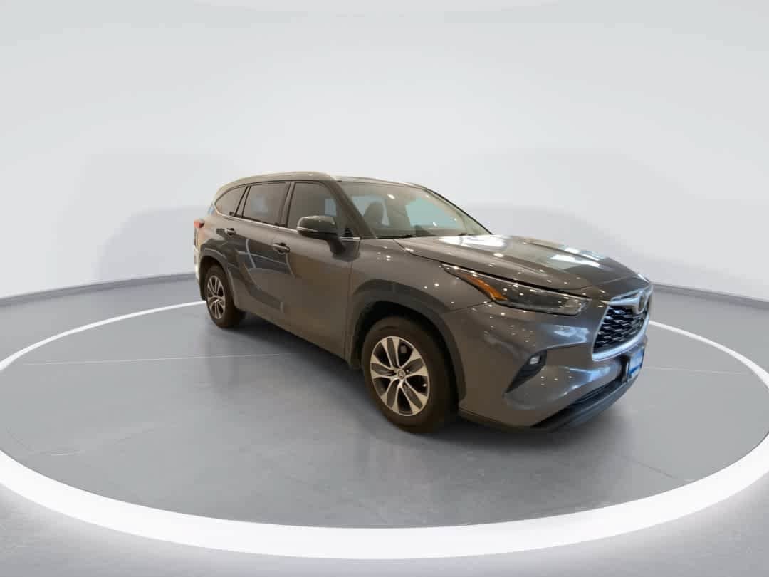Certified 2021 Toyota Highlander XLE AWD/4WD image 2