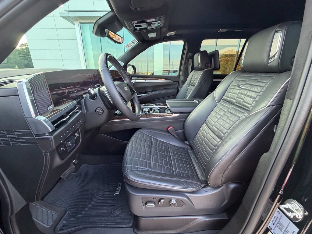 Used 2025 Cadillac Escalade Sport Platinum w/ LPO, ONYX Package AWD/4WD image 13